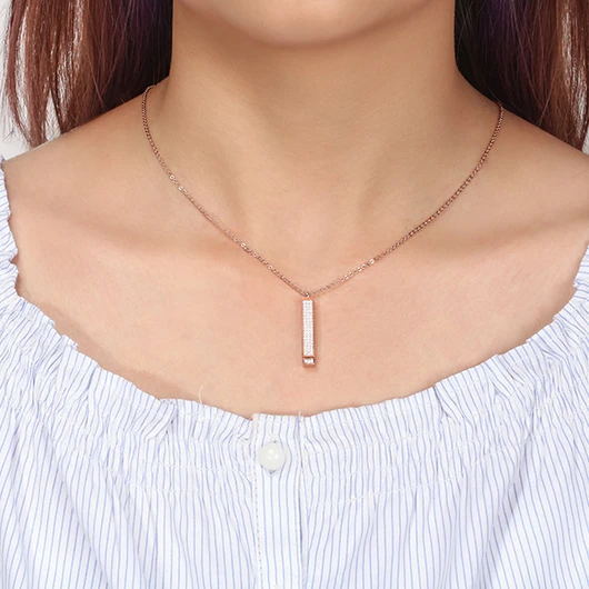 Collar con Colgante de Circonita Brillante | Joyería Elegante y Moderna para Mujer